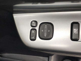 電動格納式ドアミラー付き。駐車場へ停めた時に、ボタン一つで左右のドアミラーをたたむ事ができます。