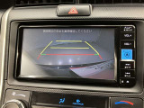 車庫入れなど後進運転時に死角をモニターで確認ができて安全です♪ ステアリング操作の参考になるガイド線も表示しますので車庫入れがニガテな方も安心ですネ!