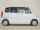リアには左右スライドドアを採用。狭い駐車場でも開閉しやすく、強風の日でもドアが煽られにくくなっております。小さなお子さまやご年配の方も安心して乗り降りできます。