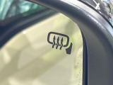 【ブラインドスポットモニター】走行中、ドアミラーの死角になりやすい箇所に後続車が接近するとサイドミラー付近に警告を表示、ドライバーに注意喚起をしてくれます。