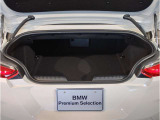 BMWではスペアタイヤが非搭載となるため、スペースは拡大されており、収納スペースとして利用可能。トランクの下にも収納スペースがあり、意外と役に立つスペースでございます。