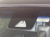 【スマートアシスト】走行中に前方の車両等を認識し、衝突しそうな時は警報とブレーキで衝突回避と被害軽減をアシスト。より安全にドライブをお楽しみいただけます。