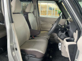 運転のしやすさや、乗り降りにも配慮した運転席