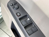 【電動格納ミラー】サイドミラーは電動格納式となっており、狭い駐車場でもキズがつくリスクを抑えられます。