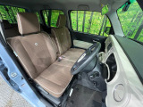 運転席まわりには十分なスペースがあり、大柄な方でもゆったり運転していただける環境です。