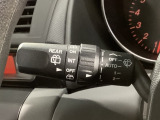レバーをAUTOの位置にしているとき、レインセンサーが雨を感知すると、雨量に応じてワイパーが自動で作動してくれるオートワイパーを装備!設定変更で非作動にすると、間欠作動に固定されます。