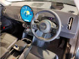 【機能的なコントロール・パネル】ドライバーがより直感的に操作できる様、コントローラーとスイッチ類を統合。きわめて高度な機能性と快適な操作フィーリングを実現しました☆