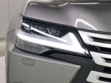 LEDヘッドランプにはアダプティブハイビームシステム「AHS」を採用。光検出カメラで車両検出をし、先行車や対向車に直接ハイビームを当てないように部分遮光します。