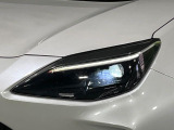 【LEDヘッドライト】悪天候や夜間走行時も良好な視界を確保し安心して運転できる高輝度LEDヘッドライトを装備!点灯速度が早く、消費電力も抑えられています。