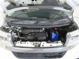 車にとって、とても大切な部分のエンジンルーム。綺麗に清掃済みで安心です。
