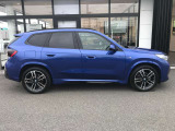 【BMWの伝統-3】BMWのお車は、&ldquo;駆け抜ける歓び&rdquo;を体現しております。走行の安定性とコーナリングの良さを追求し、思い通りにハンドルの操作可能です。