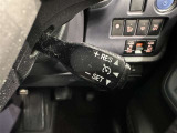 クルーズコントロール機能が付いています。 速度を設定するとアクセルを踏まなくても一定の速度で走ることができます。  高速道路ではとても便利な装置なんです。
