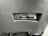 【ETC】有料道路を利用する際に料金所で停止することなく通過できる、ETC車載器(ノンストップ自動料金収受システム機器)が装備されています。セットアップを行うことで利用可能になります。