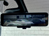 【デジタルインナーミラー】車両後方カメラの映像をミラーに映すことが出来ます。 そのため、後席に人や荷物があって後方が見えづらい場合でもしっかり視界を確保することが出来ます。