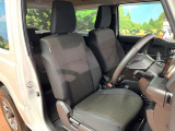 運転席まわりには十分なスペースがあり、大柄な方でもゆったり運転していただける環境です。