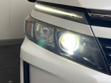 【LEDヘッドライト】悪天候や夜間走行時も良好な視界を確保し安心して運転できる高輝度LEDヘッドライトを装備!点灯速度が早く、消費電力も抑えられています。