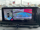 車を真上から見ているように、周囲の状況を把握しながら安心して駐車が行えるアラウンドビューモニター装備!