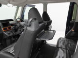 【バックモニター】駐車時に後方がリアルタイム映像で確認できます。大型商業施設や立体駐車場での駐車時や、夜間のバック時に大活躍!運転スキルに関わらず、今や必須となった装備のひとつです!