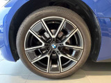 BMWの純正アロイホイールは軽量かつ強度にも優れているホイールで走行性能を引き上げる設計になっております。足元にもBMWは妥協がなくこだわっている個所になります。