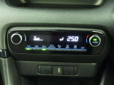 オートエアコンを装備しておりますので、四季を通じて車内を快適な温度に保つことが出来ます!高級感が有りますね!