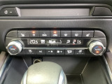 温度を設定すれば自動的に風量が調節できるオートエアコンを装備!車内も快適ですね!