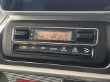 【オートエアコン】一度お好みの温度に設定すれば、車内の温度を検知し風量や温度を自動で調整。暑い&hellip;寒い&hellip;と何度もスイッチ操作をする必要はありません。快適な車内空間には必須の機能ですね♪
