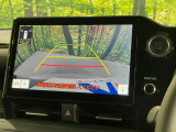 【バックカメラ】駐車時に後方がリアルタイム映像で確認できます。大型商業施設や立体駐車場での駐車時や、夜間のバック時に大活躍!運転スキルに関わらず、今や必須となった装備のひとつです!