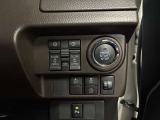 両側パワースライドドアを採用しており、運転席から簡単に開閉操作が可能です。駐車場や狭い場所でも扱いやすく、乗車時・降車時の負担を軽減します。