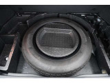 スペアタイヤがついています。パンクや事故などのトラブル発生時にすぐタイヤを交換して走行できます。