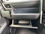 【グローブボックス】大容量のグローブボックスです!!車検証ケース他、日頃使う小物類の収納スペースもたくさんあります!