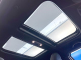 ●サンルーフ:開放感たっぷりの希少装備、サンルーフが装着されています!車内に明かりを取り入れたり景色を楽しむ以外にも、車内の空気も簡単に換気できて快適です!