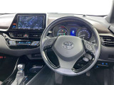 運転席まわりです。 各操作スイッチは使いやすい位置に配置されてます。