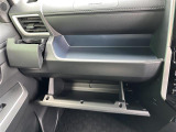 【グローブボックス】大容量のグローブボックスです!!車検証ケース他、日頃使う小物類の収納スペースもたくさんあります!