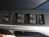 パワーウィンドウスイッチで運転席から全席の窓の開閉ができます。