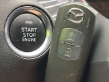 【アドバンストキー】カバンやポケットに入れたままでもドアの施錠・解錠が可能なスマートキーを装備。エンジンのオン・オフ時もカギを取り出す必要が無いからとっても便利です♪