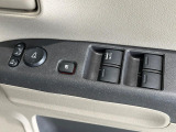 【電動格納ミラー】サイドミラーは電動格納式となっており、狭い駐車場でもキズがつくリスクを抑えられます。