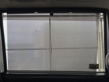 【ロールシェード】日差しや車外からの光が眩しいときにサッと引き出して使える、ロール格納タイプのサンシェードを装備。後席に乗ったお子様がウトウトしだした時など、ぜひご活用ください♪