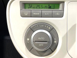 【オートエアコン】一度お好みの温度に設定すれば、車内の温度を検知し風量や温度を自動で調整。暑い&hellip;寒い&hellip;と何度もスイッチ操作をする必要はありません。快適な車内空間には必須の機能ですね♪