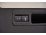 【クローザー】 スイッチを押すと電動でバックドアが閉まります。