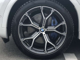 BMW純正21インチホイール。洗練されたデザインで、足元の個性を引き立てます。