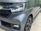 【LEDヘッドライト】悪天候や夜間走行時も良好な視界を確保し安心して運転できる高輝度LEDヘッドライトを装備!点灯速度が早く、消費電力も抑えられています。