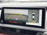 【パノラミックビューモニター】クルマを真上から見下ろした視点で駐車をサポートします!クルマの斜め後ろや真横など、いち早く障害物に気が付くことができます。