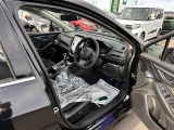 【運転席】座り心地が良いシートなので長時間の運転でも快適にお過ごしいただけます。新品のフロアマットのご注文も可能です。掲載箇所以外にご希望の写真がございましたらお気軽にお問い合わせ下さい。