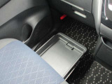 助手席シートアンダーボックス(車検証収納トレイ付)