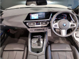 BMWの運転席はドライバーオリエンテッドという構造を採用。ドライバー目線の操作がしやすい設計になっており、ドライブ中にも目線の移動が少なく運転中にも簡単に操作ができます。