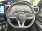 インテリアに合わせたデザインのステアリングは、運転される方のことも考え、運転しやすい形状、大きさです。是非一度、実際に触ってお確かめください。