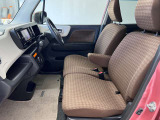 【ベンチシート】運転席と助手席の間にカバンを置いたり、肘掛けをおろしたり様々なシーンに合わせてお使いいただけます♪