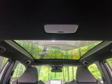 【パノラマルーフ】大型のガラスルーフ搭載で車内の解放感が一気にアップ!開放的なドライブをお楽しみいただけます。