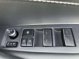 全席パワーウインドです。ドアミラーの格納調整も行えます!