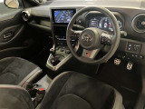 運転席周りのレイアウトをご覧ください。ナビゲーションが綺麗に装着されすっきり収まってますね!